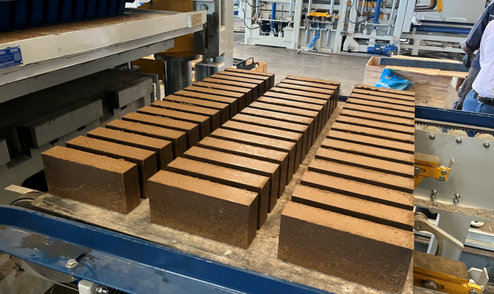 ZN1500 ሙሉ በሙሉ አውቶማቲክ የጡብ ማምረቻ ማሽን የምስራቅ ቻይና ደንበኛን በስላጅ ሀብት አጠቃቀም ላይ ያበረታታል